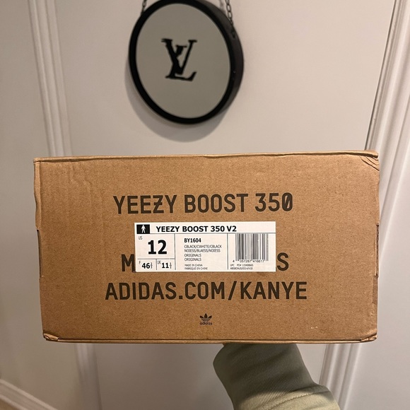 Adidas Yeezy 350 v2 "Oreo" - Picture 4 of 5